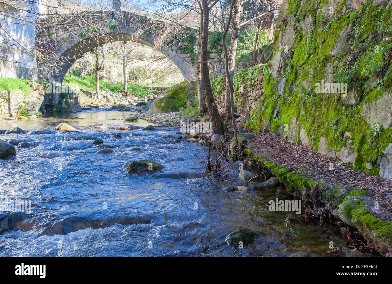 Ponte medievale di Fuente Chiquita a Hervas, Ambroz villaggio della valle. Caceres, Estremadura, Spagna Foto Stock