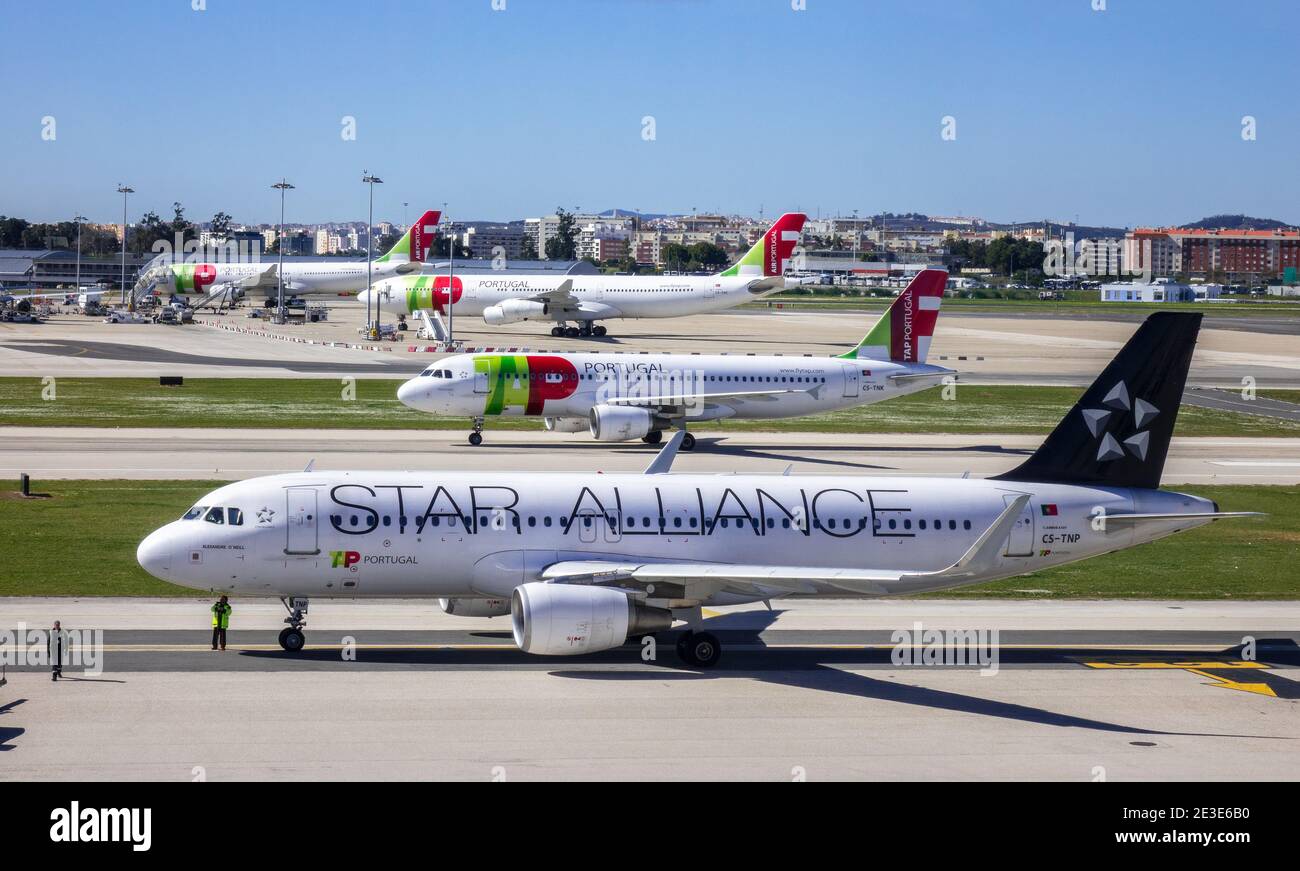 TAP Air Portugal Airbus A320 Airbus nella livrea di Star Alliance con altri TAP Air Portugal in background All'aeroporto di Lisbona Portogallo Foto Stock