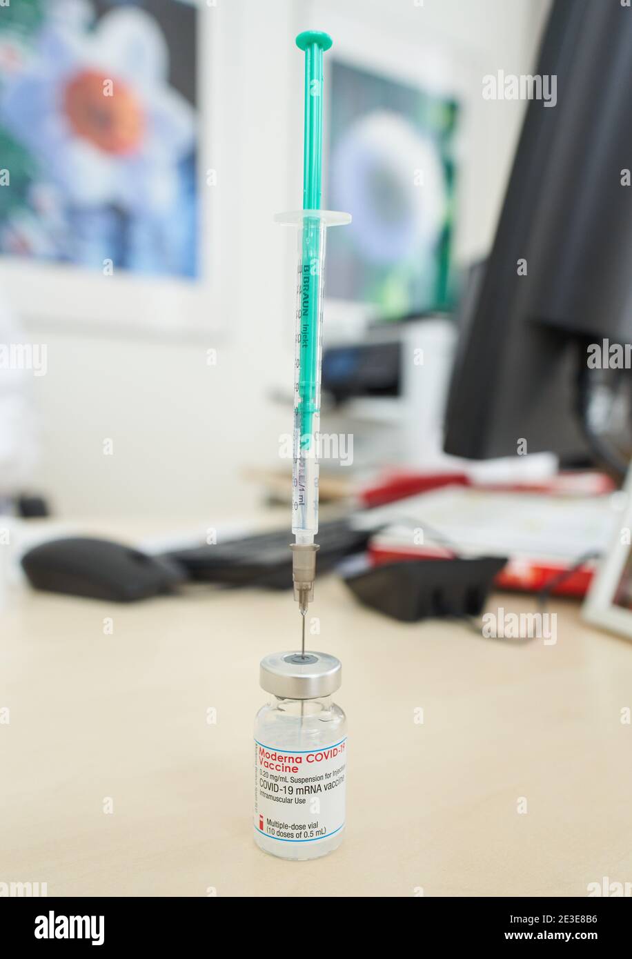 Corona COVID-19 Schutzimpfung mit moderna Covid-19 vaccino mRNA für Mitarbeiter der Klinik, vaccinazione per i dipendenti di Krankenhaus Kliniken Ostallgäu-Kaufbeuren, Klinikum Kaufbeuren a Kaufbeuren, Baviera, Germania, 15 gennaio 2021. © Peter Schatz / Alamy Live News Foto Stock