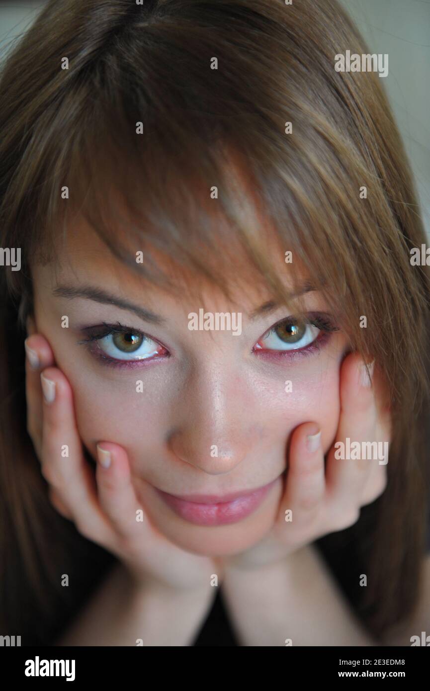 ESCLUSIVA - l'attrice francese Dounia Coesens del film televisivo "Plus belle la vie" rappresenta per il nostro fotografo a casa a Marsiglia, in Francia, il 15 gennaio 2009. Foto di Nicolas Gouhier/ABACAPRESS.COM Foto Stock
