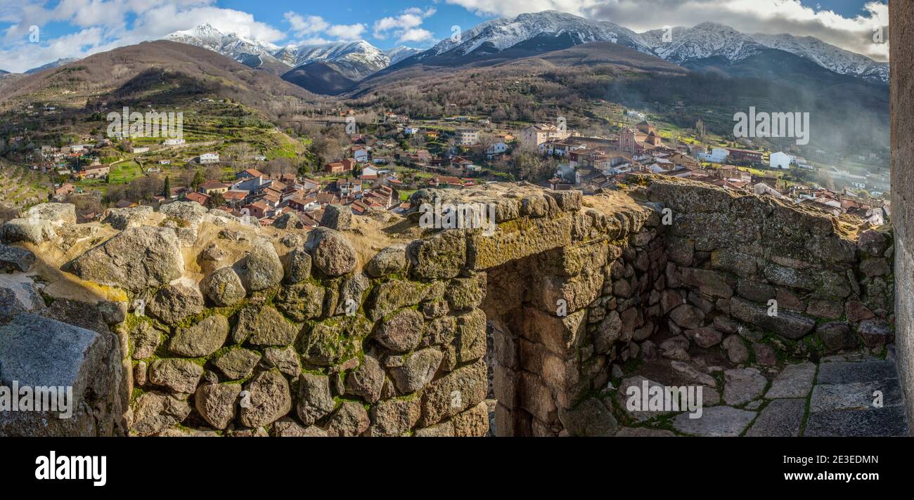 Punto di osservazione della Chiesa di Santa Maria, Ambroz Valley villaggio. Caceres, Estremadura, Spagna Foto Stock