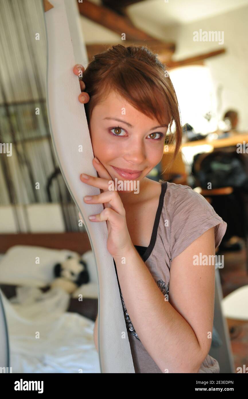 ESCLUSIVA - l'attrice francese Dounia Coesens del film televisivo "Plus belle la vie" rappresenta per il nostro fotografo a casa a Marsiglia, in Francia, il 15 gennaio 2009. Foto di Nicolas Gouhier/ABACAPRESS.COM Foto Stock