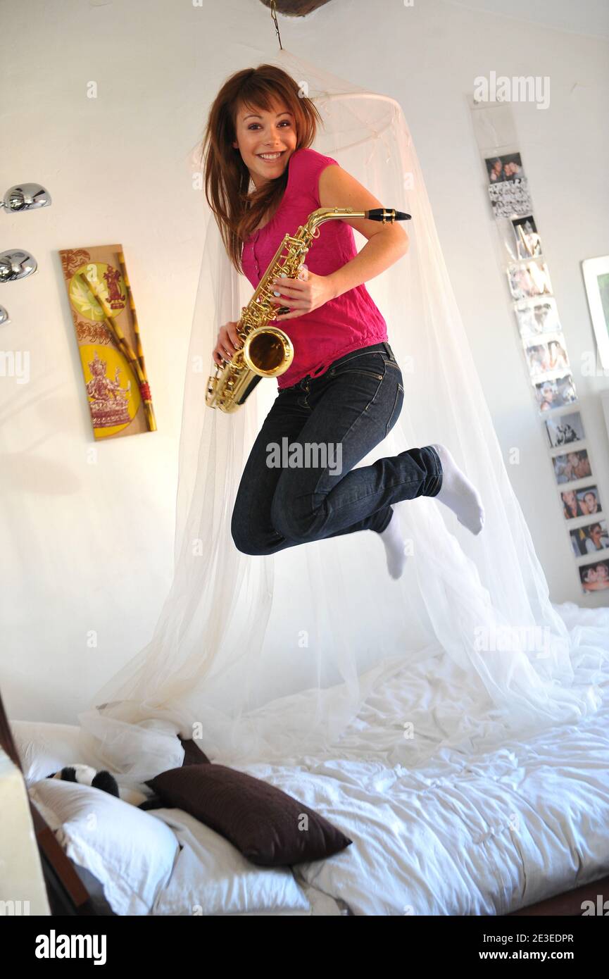 ESCLUSIVA - l'attrice francese Dounia Coesens del film televisivo "Plus belle la vie" rappresenta per il nostro fotografo a casa a Marsiglia, in Francia, il 15 gennaio 2009. Foto di Nicolas Gouhier/ABACAPRESS.COM Foto Stock