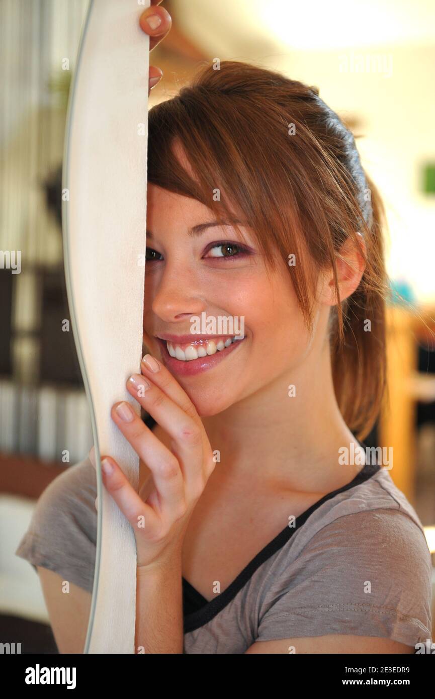 ESCLUSIVA - l'attrice francese Dounia Coesens del film televisivo "Plus belle la vie" rappresenta per il nostro fotografo a casa a Marsiglia, in Francia, il 15 gennaio 2009. Foto di Nicolas Gouhier/ABACAPRESS.COM Foto Stock