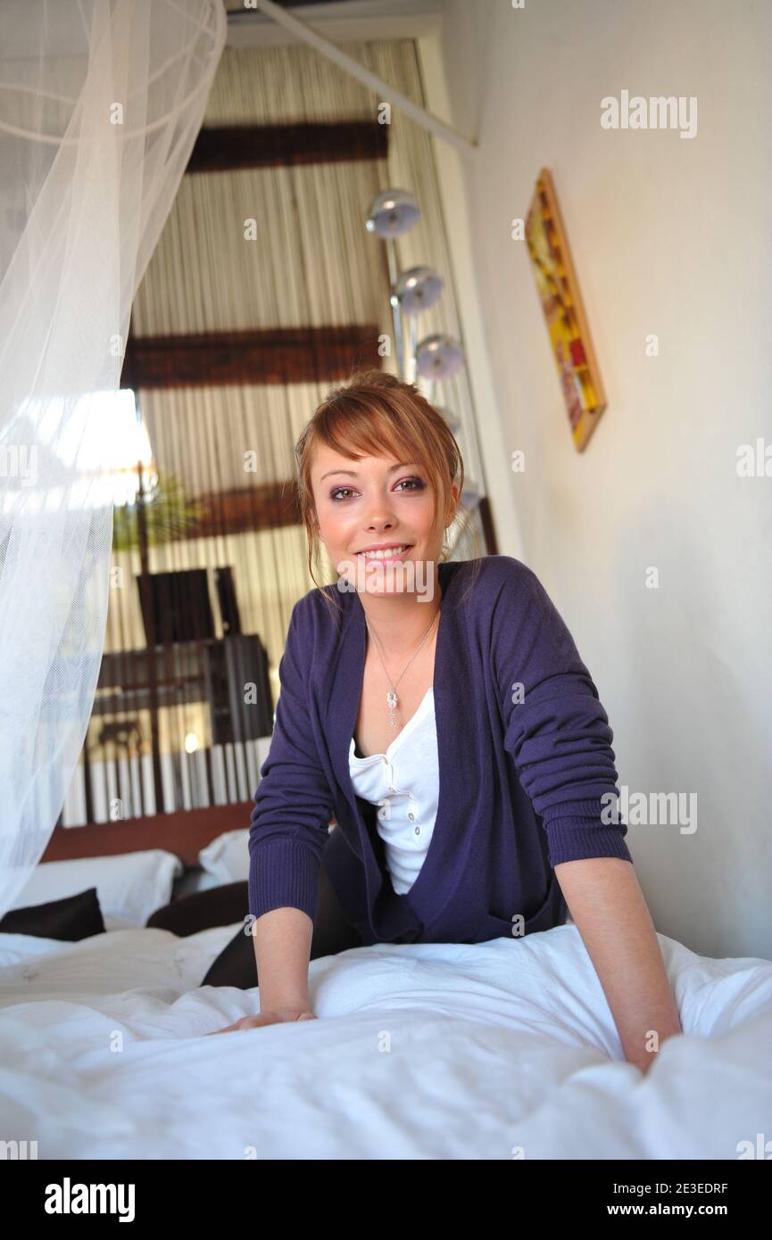 ESCLUSIVA - l'attrice francese Dounia Coesens del film televisivo "Plus belle la vie" rappresenta per il nostro fotografo a casa a Marsiglia, in Francia, il 15 gennaio 2009. Foto di Nicolas Gouhier/ABACAPRESS.COM Foto Stock