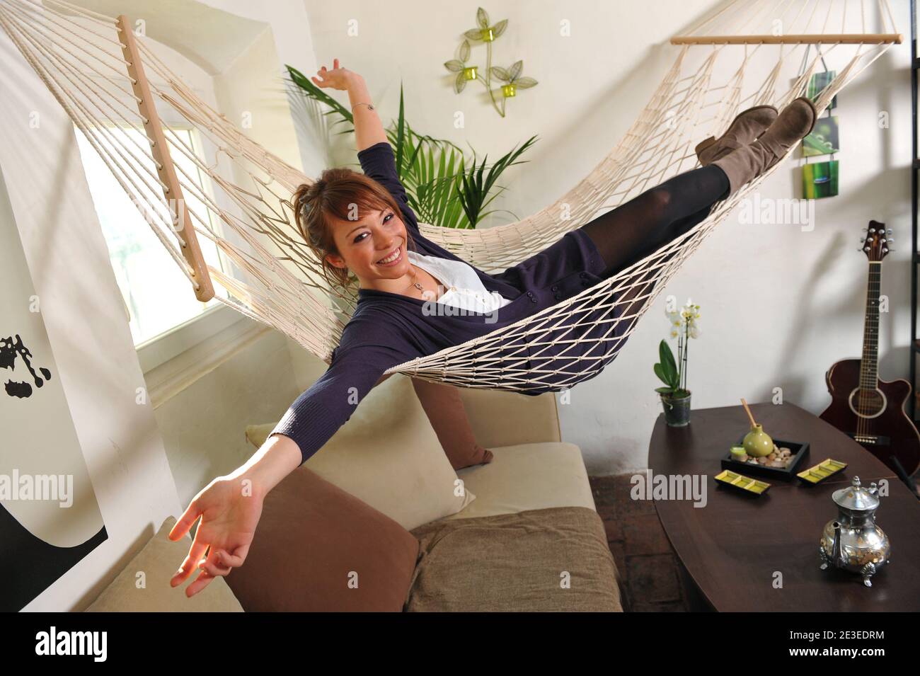 ESCLUSIVA - l'attrice francese Dounia Coesens del film televisivo "Plus belle la vie" rappresenta per il nostro fotografo a casa a Marsiglia, in Francia, il 15 gennaio 2009. Foto di Nicolas Gouhier/ABACAPRESS.COM Foto Stock