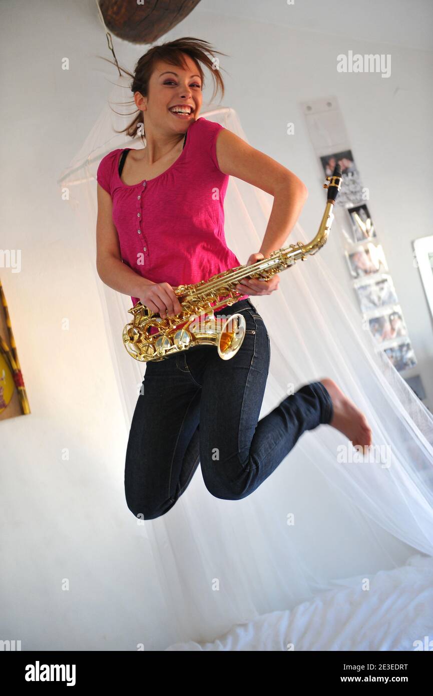 ESCLUSIVA - l'attrice francese Dounia Coesens del film televisivo "Plus belle la vie" rappresenta per il nostro fotografo a casa a Marsiglia, in Francia, il 15 gennaio 2009. Foto di Nicolas Gouhier/ABACAPRESS.COM Foto Stock