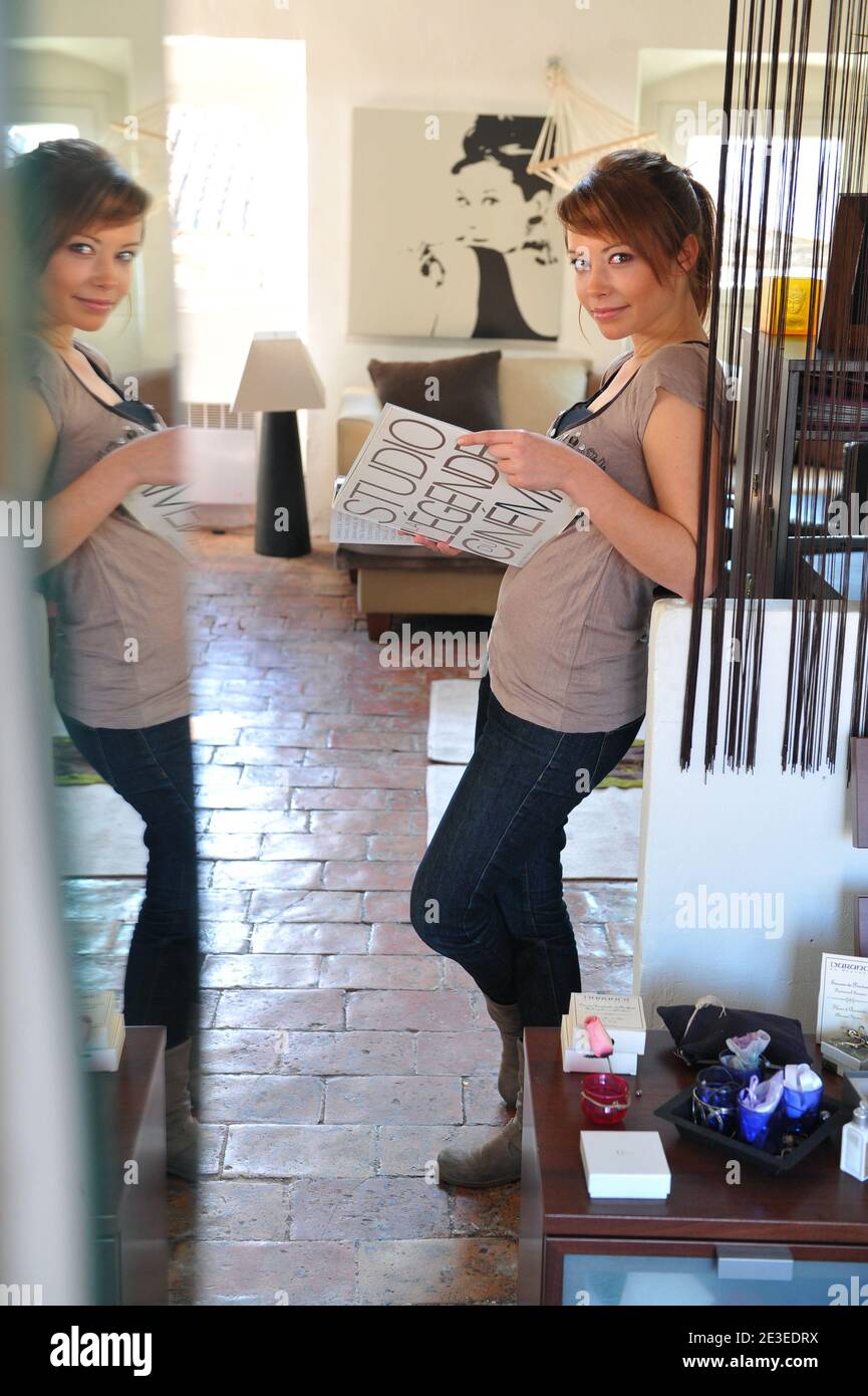 ESCLUSIVA - l'attrice francese Dounia Coesens del film televisivo "Plus belle la vie" rappresenta per il nostro fotografo a casa a Marsiglia, in Francia, il 15 gennaio 2009. Foto di Nicolas Gouhier/ABACAPRESS.COM Foto Stock