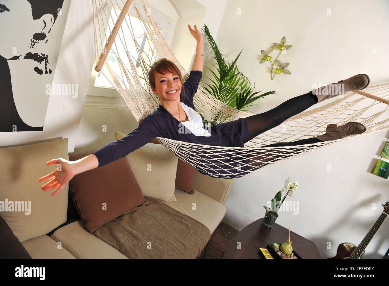 ESCLUSIVA - l'attrice francese Dounia Coesens del film televisivo "Plus belle la vie" rappresenta per il nostro fotografo a casa a Marsiglia, in Francia, il 15 gennaio 2009. Foto di Nicolas Gouhier/ABACAPRESS.COM Foto Stock