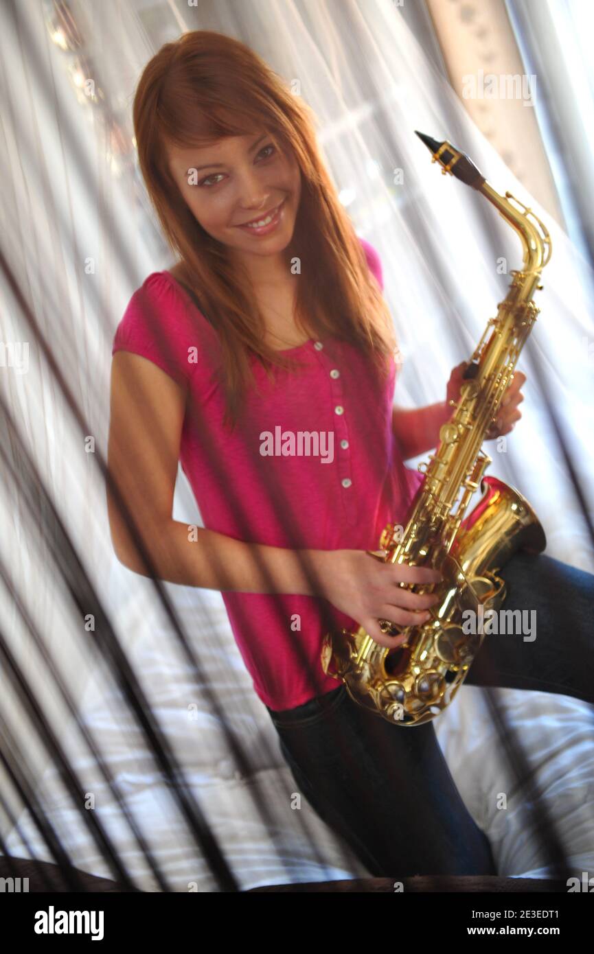 ESCLUSIVA - l'attrice francese Dounia Coesens del film televisivo "Plus belle la vie" rappresenta per il nostro fotografo a casa a Marsiglia, in Francia, il 15 gennaio 2009. Foto di Nicolas Gouhier/ABACAPRESS.COM Foto Stock