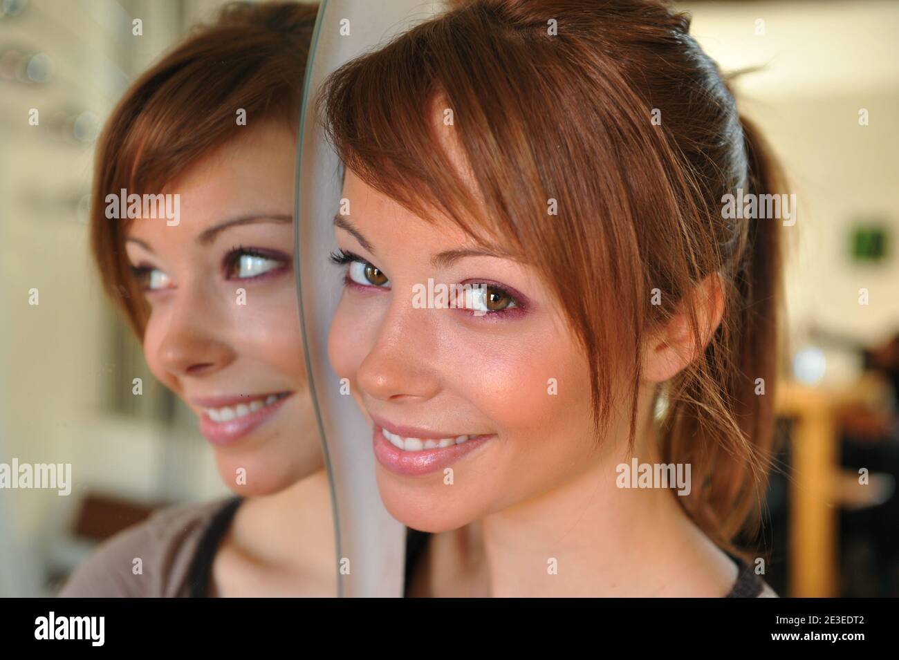 ESCLUSIVA - l'attrice francese Dounia Coesens del film televisivo "Plus belle la vie" rappresenta per il nostro fotografo a casa a Marsiglia, in Francia, il 15 gennaio 2009. Foto di Nicolas Gouhier/ABACAPRESS.COM Foto Stock