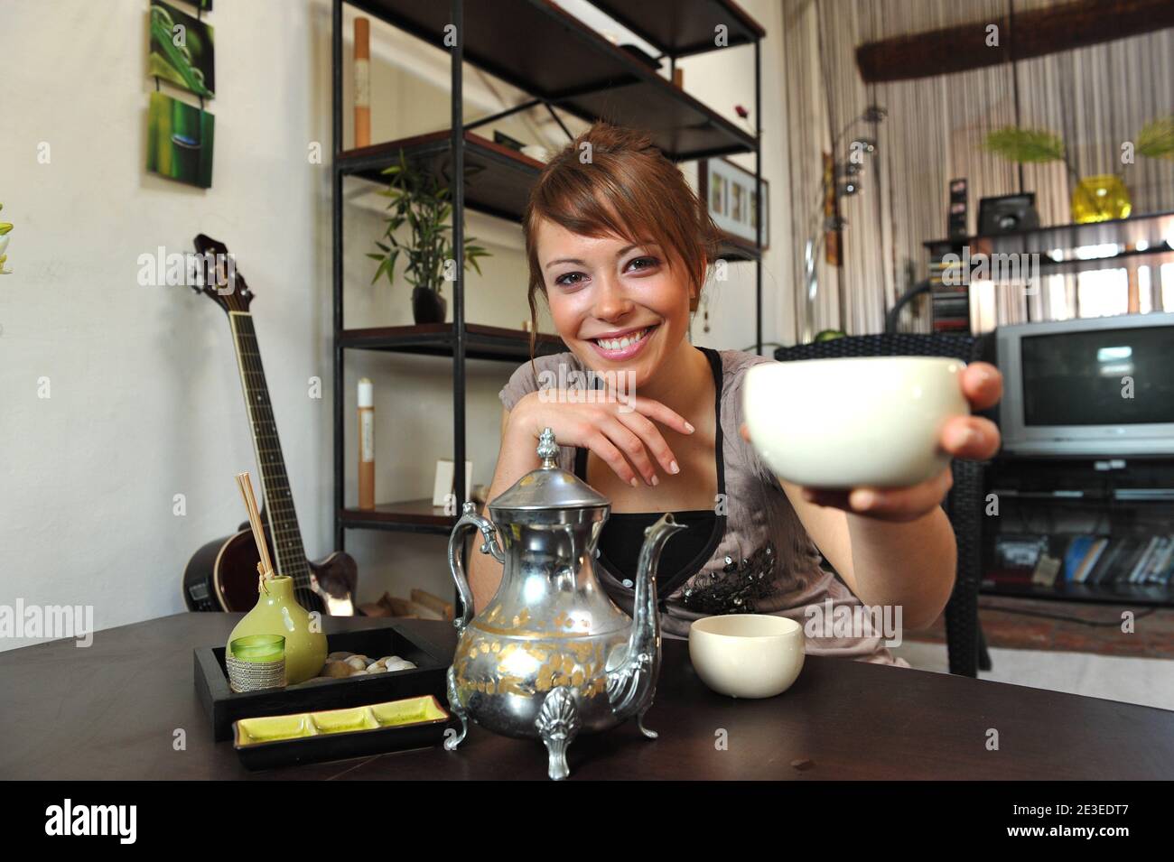 ESCLUSIVA - l'attrice francese Dounia Coesens del film televisivo "Plus belle la vie" rappresenta per il nostro fotografo a casa a Marsiglia, in Francia, il 15 gennaio 2009. Foto di Nicolas Gouhier/ABACAPRESS.COM Foto Stock