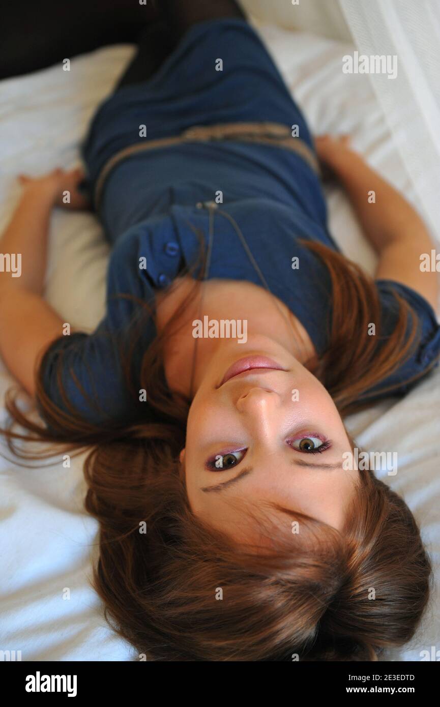 ESCLUSIVA - l'attrice francese Dounia Coesens del film televisivo "Plus belle la vie" rappresenta per il nostro fotografo a casa a Marsiglia, in Francia, il 15 gennaio 2009. Foto di Nicolas Gouhier/ABACAPRESS.COM Foto Stock