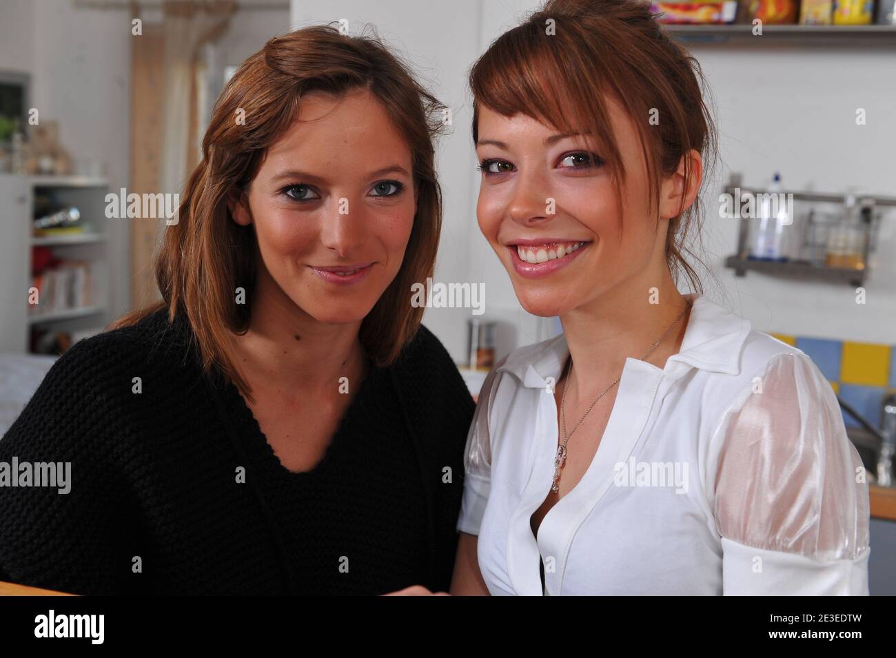 ESCLUSIVA - l'attrice francese Dounia Coesens del film televisivo 'Plus belle la vie' pone per il nostro fotografo a casa con l'attrice francese Elodie Varlet a Marsiglia, Francia, il 15 gennaio 2009. Foto di Nicolas Gouhier/ABACAPRESS.COM Foto Stock