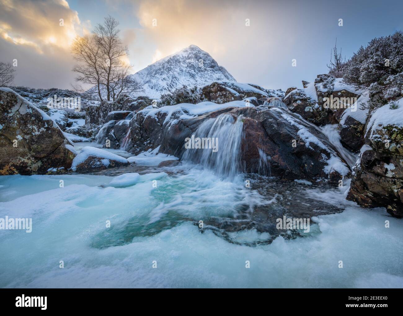Il fiume Frozen Coupall attraversa Stob Dearg (il picco più importante di Buachaille Etive More) in una giornata invernale a Glencoe, Scozia, Regno Unito. Foto Stock