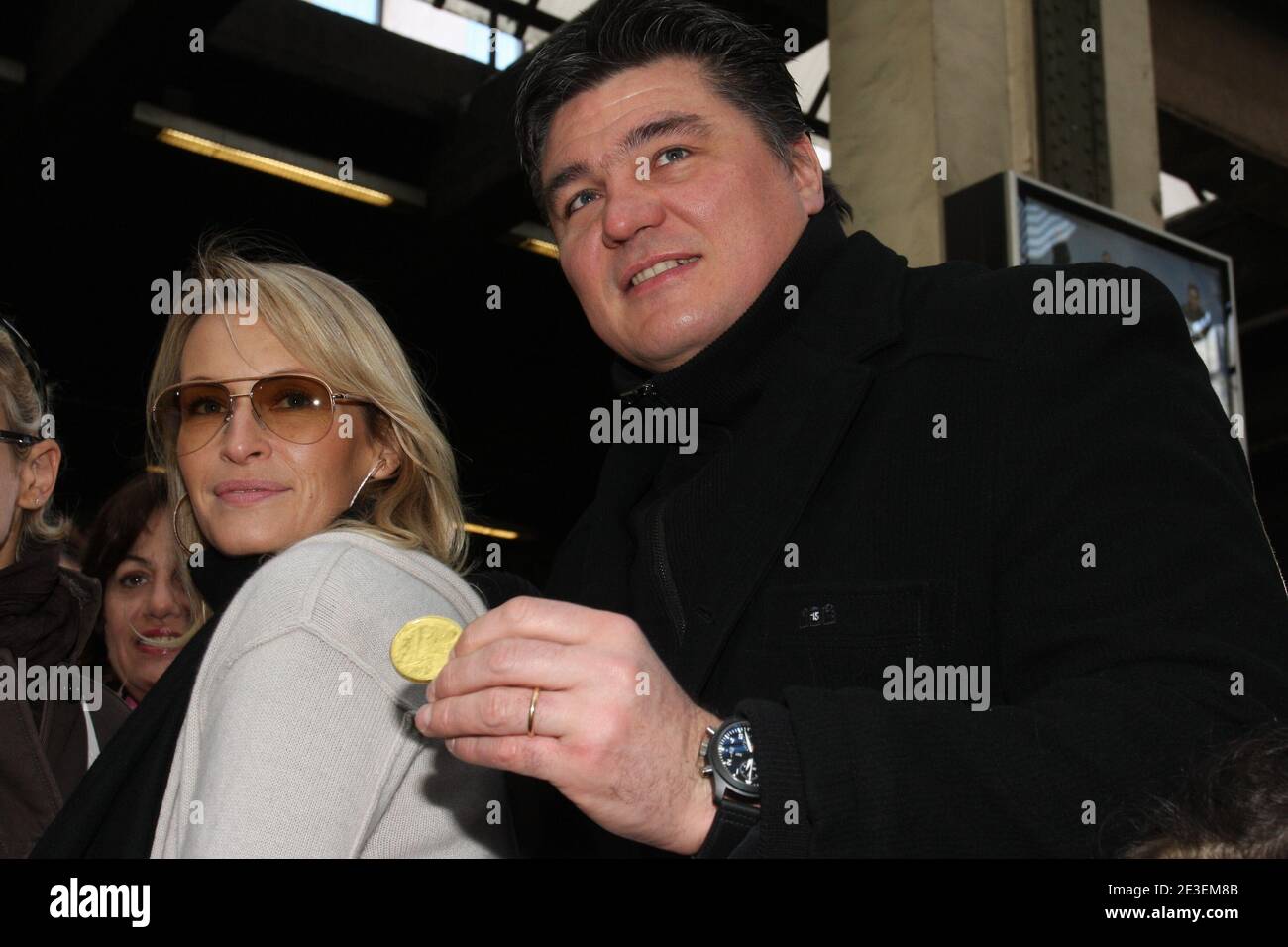 Estelle Lefebure e David Douillet visitano la 'Gare de Lyon' per sostenere l'operazione 'Pieces Jaunes' a Parigi, in Francia, il 31 gennaio 2009. Foto di Benoit Pinguet/ABACAPRESS.COM Foto Stock