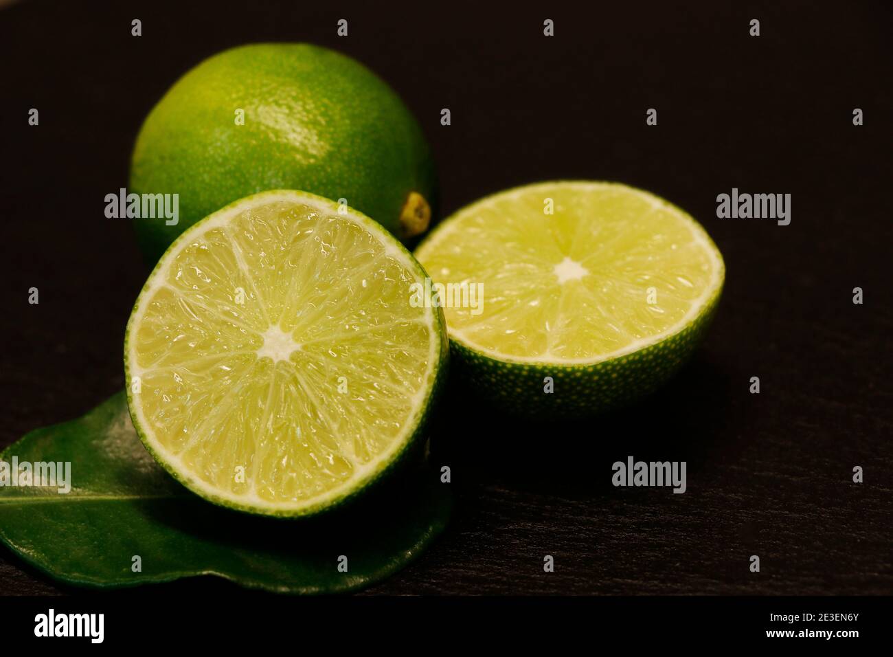 primo piano di verde lime fresco su un nero sfondo Foto Stock