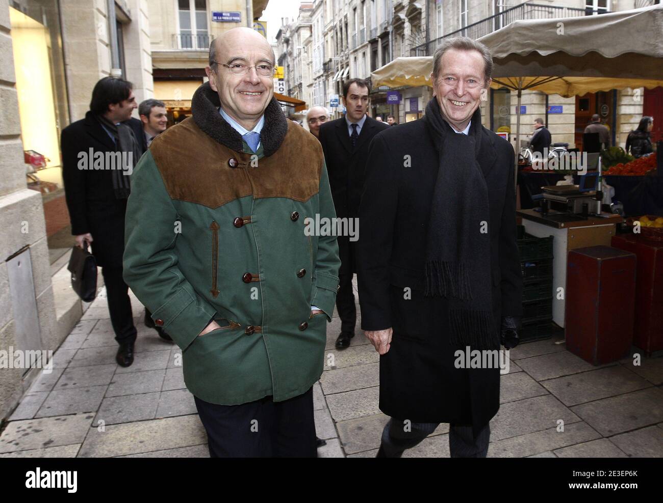 Le maire UMP de Bordeaux et ancien Premier mistre Alain Juppe (a dr.) et Dominique Baudis, ancien president du CSA et ex-depute-maire de Toulouse, Prochaine tete de liste UMP dans le Sud-Ouest aux elections europeennes de juin vont a la rencontre des citoyens de Bordeaux le 3 fevrier 2009. M. Baudis a affribme que son retour a la vie politique ne l'empecherait pas de rester president de l'Institut du Monde Arabe (IMA). Foto di Patrick Bernard/ABACAPRESS.COM Foto Stock