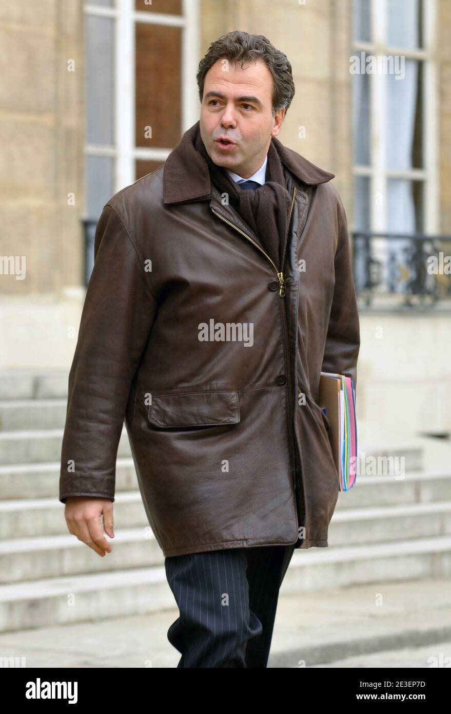 Ministro francese junior per l'industria e i consumatori, il portavoce del governo Luc Chatel lascia il consiglio dei ministri all'Elysee Palace di Parigi, in Francia, il 04 febbraio 2009. Foto di Giancarlo Gorassini/ABACAPRESS.COM Foto Stock