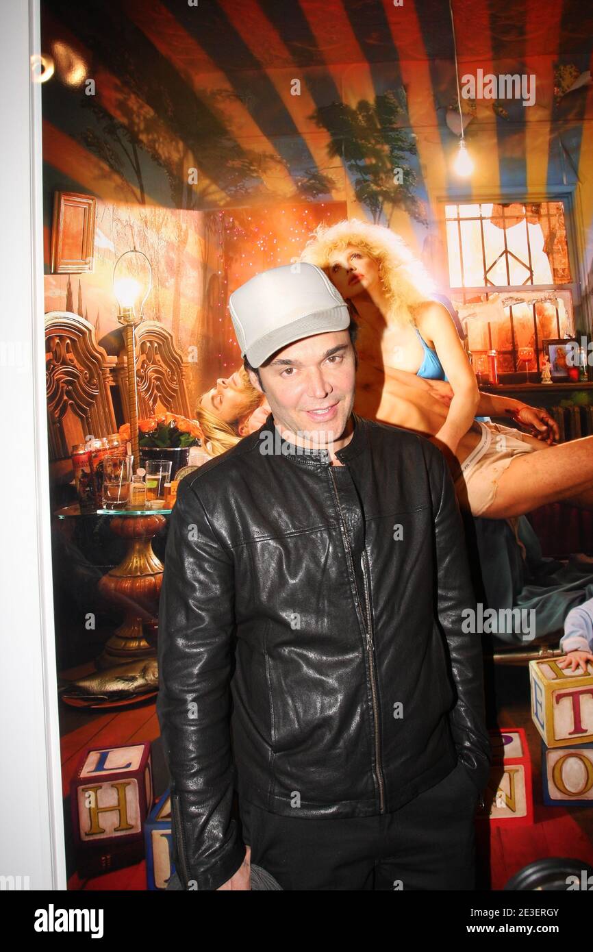 Il fotografo di moda francese David Lachapelle pone tra le sue fotografie durante la cerimonia di apertura della sua mostra tenutasi presso l'Hotel de la Monnaie a Parigi, Francia il 5 febbraio 2009. Foto di Benoit Pinguet/ABACAPRESS.COM Foto Stock