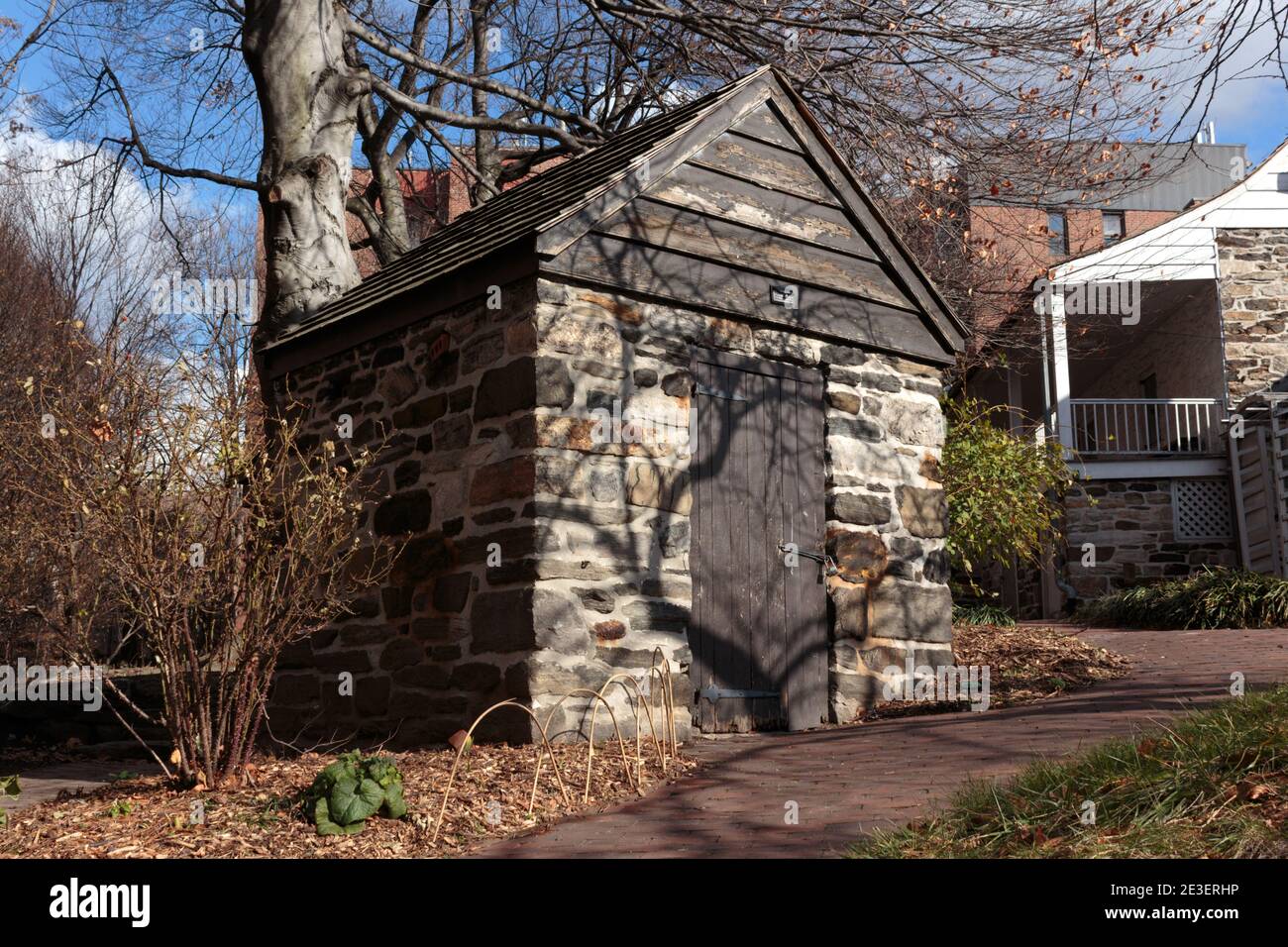 Una casa per fumatori di riproduzione costruita nel 1916 sulla terra del Dyckman Farmhouse Museum, una casa colonica olandese americana conservata nel nord di Manhattan Foto Stock