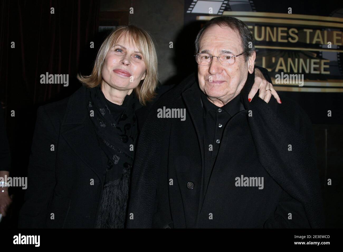 Robert Hossein e Candice Patou partecipano alla quarta cerimonia di 'Trophees Jeunes Talents' che premia giovani professionisti di talento (attore, regista e giornalista televisivo) dell'anno, tenutasi presso il teatro Elysees Biarritz di Parigi, Francia il 7 febbraio 2009. Foto di Denis Guignebourg/ABACAPRESS.COM Foto Stock