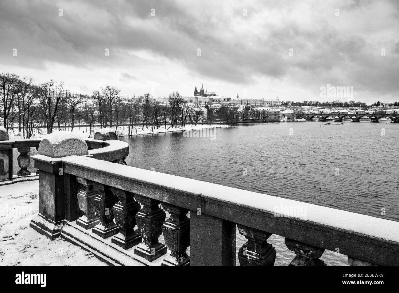 Inverno Praga Panoramica città con il Castello di Praga, il Ponte Carlo e il fiume Moldava. Repubblica Ceca. Immagine in bianco e nero. Foto Stock