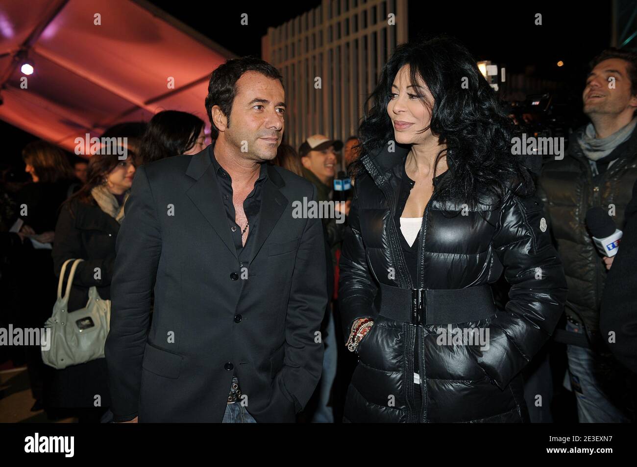 Bernard Montiel e Yamina Buguigui arriveranno alla prima del musical 'Cleopatre' di Kamel Ouali al Palais des Sports a Parigi, Francia, il 9 febbraio 2009. Foto di Giancarlo Gorassini/ABACAPRESS.COM Foto Stock