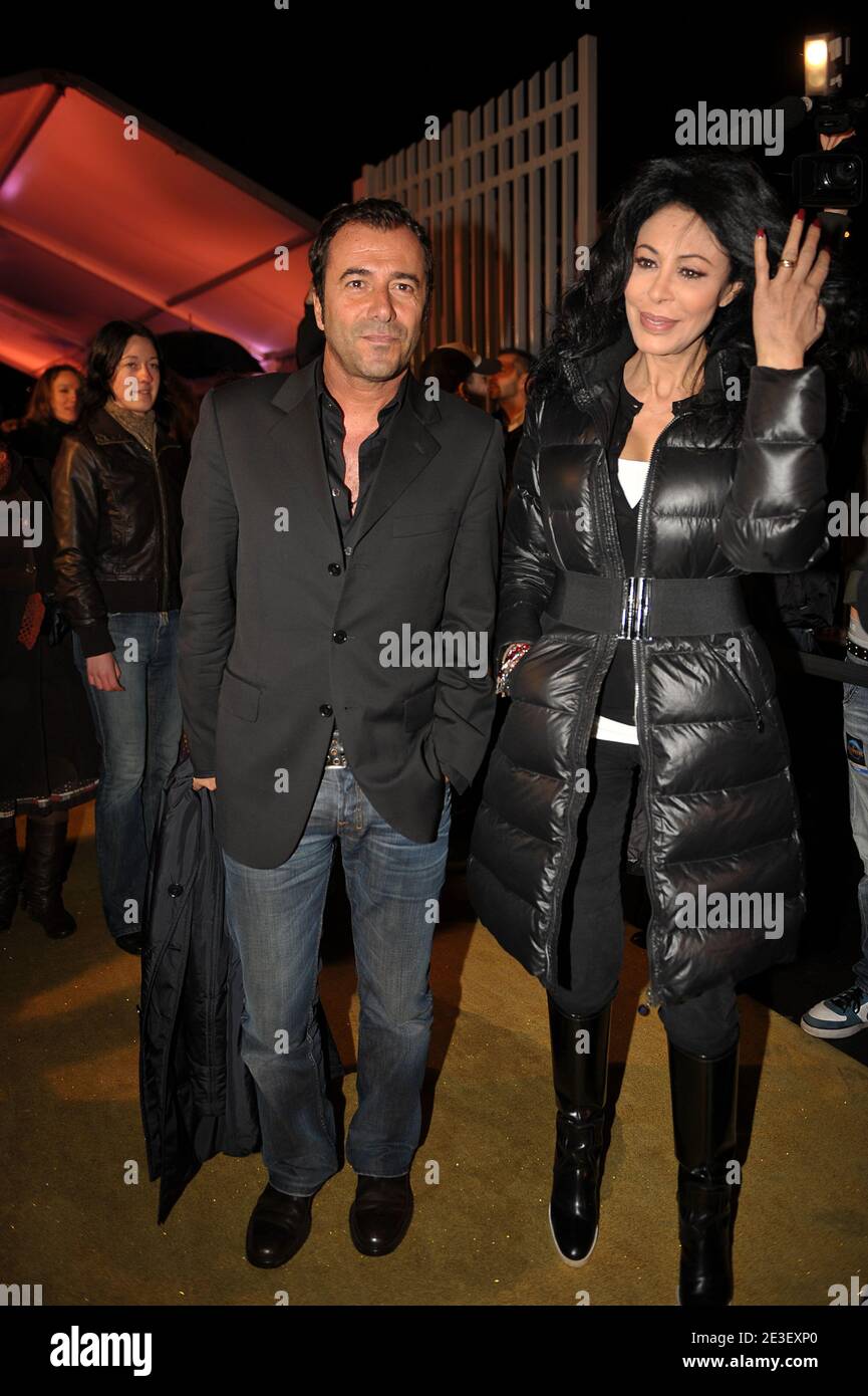 Bernard Montiel e Yamina Buguigui arriveranno alla prima del musical 'Cleopatre' di Kamel Ouali al Palais des Sports a Parigi, Francia, il 9 febbraio 2009. Foto di Giancarlo Gorassini/ABACAPRESS.COM Foto Stock