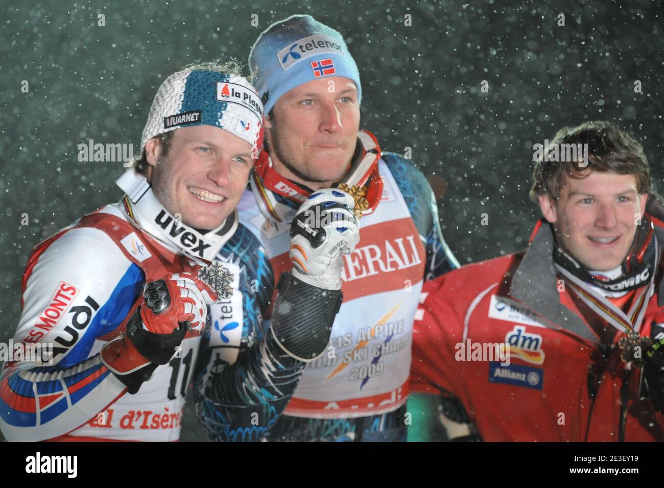 Julien Lizeroux di Francia prende 2° posto, Aksel lund Svindal di Norvegia 1° posto, Natko Zrncic-Dim di Croazia 3° posto posa sul podio dopo l'evento Men's Super Combined tenutosi ai Campionati Mondiali di Sci sul corso Face de Solaise in Val d'Isere, Alpi francesi, Francia il 9 febbraio 2009. Foto di Thierry Orban/ABACAPRESS.COM Foto Stock