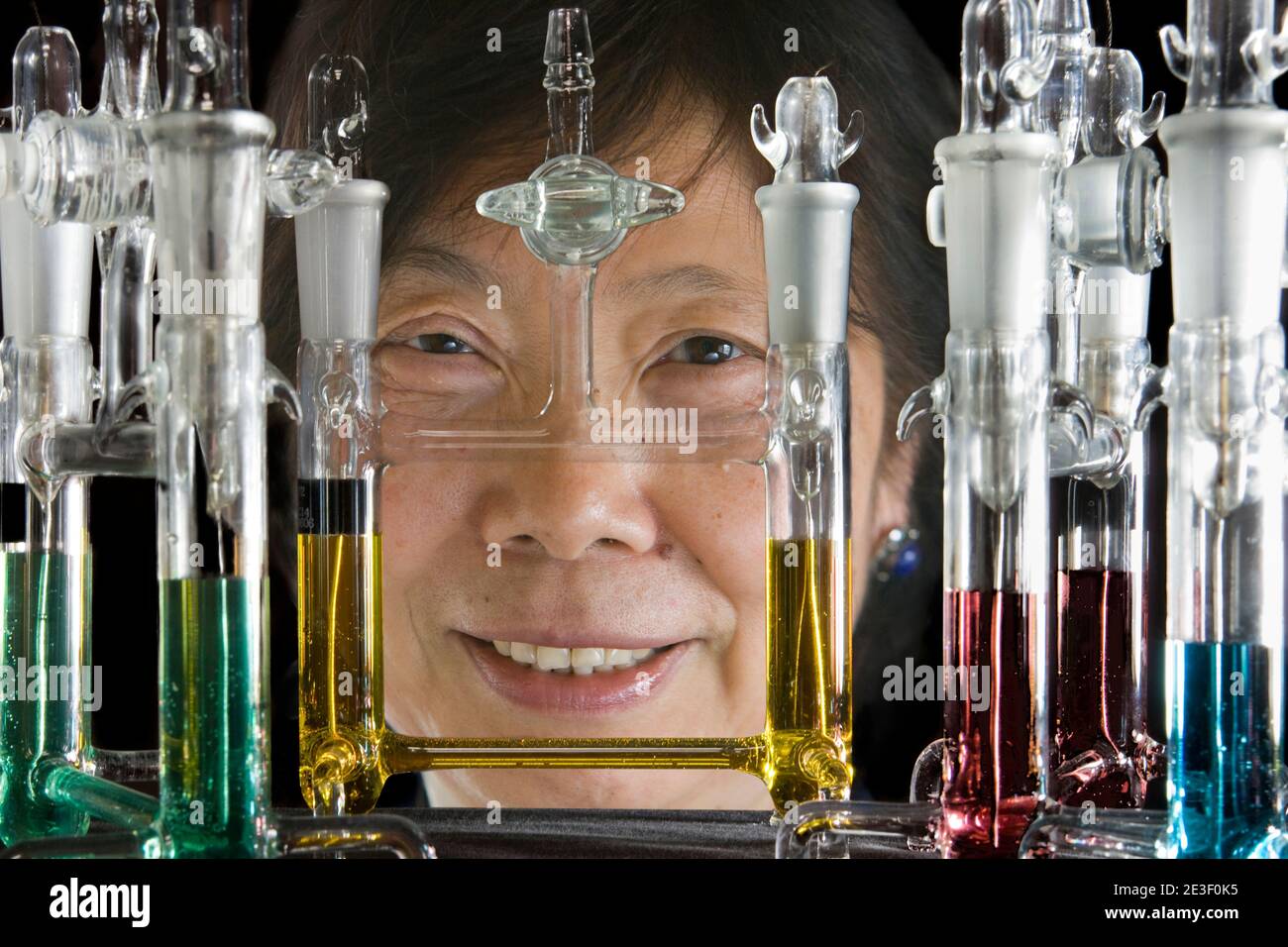 ESCLUSIVA - Pr. Akiko Kobayashi, Giappone, premio 2009, per il premio Women in Science Award, LOREAL-UNESCO, Asia/Pacifico "per il suo lavoro sui metalli organici che potrebbe aprire nuove possibilità nei dispositivi elettronici". Le cellule di tipo H con due elettrodi di platino per l'elettrocristallizzazione, che vengono utilizzate per la crescita di cristalli molecolari conduttivi a Tokyo, Giappone, il 11 dicembre 2008. Foto di Micheline Pelletier/ABACAPRESS.COM Foto Stock
