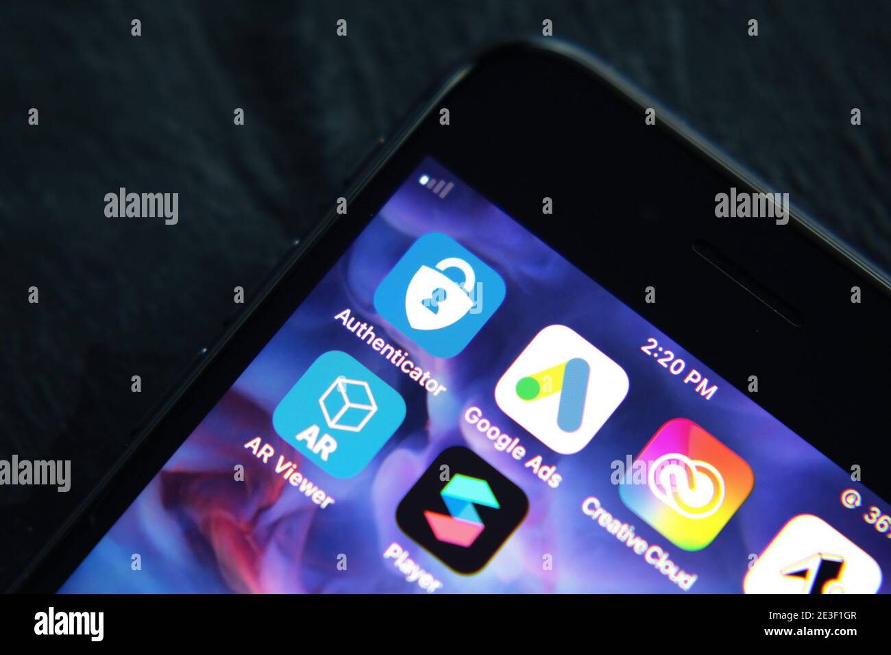 Smartphone con applicazione Microsoft Authenticator per consentire agli utenti di accedere con autenticazione a due fattori. Canada, Alberta. 18 gennaio 2021 Foto Stock