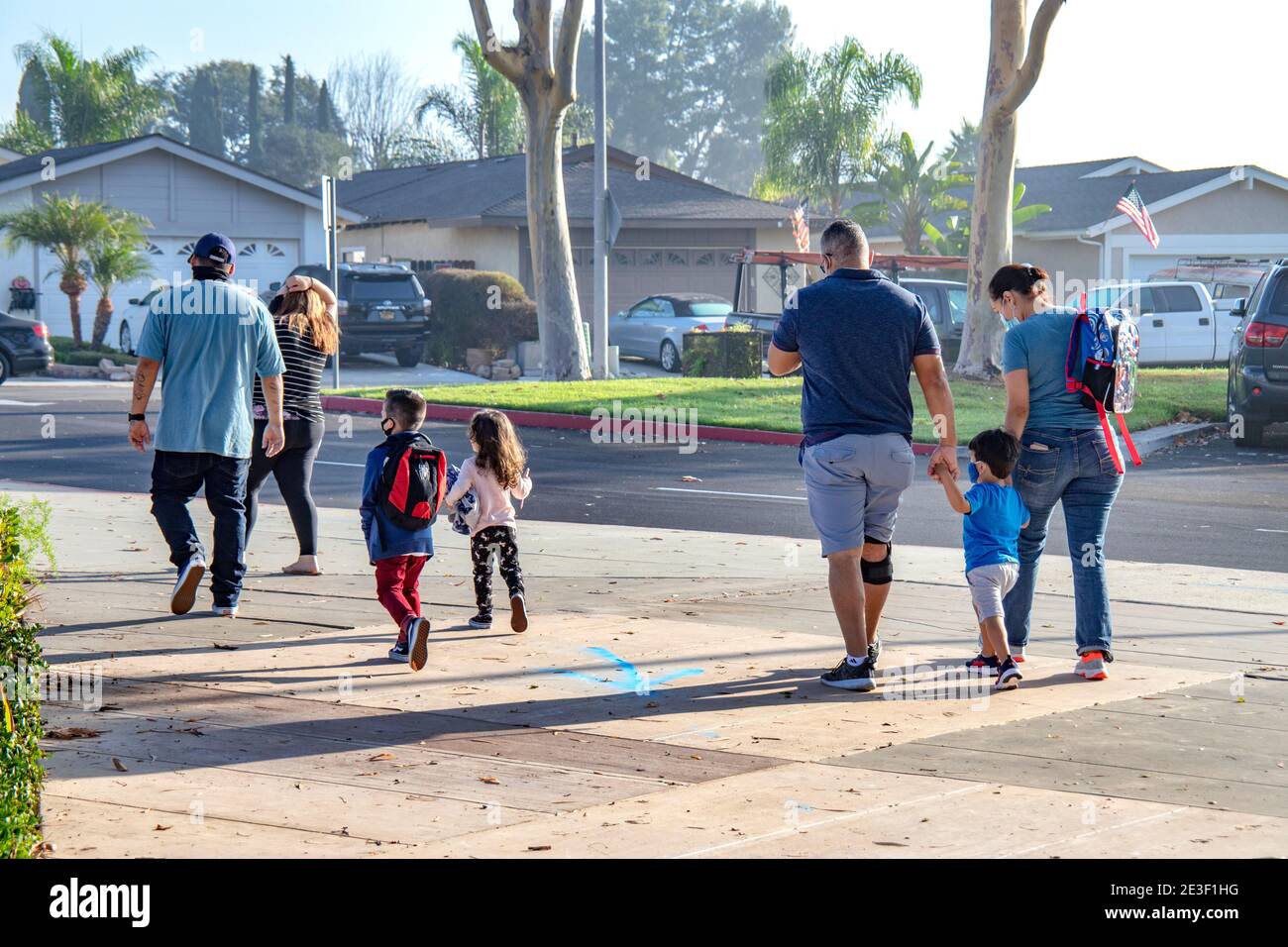 I primi classificati e i genitori arrivano per il primo giorno di una scuola elementare suburbana della California meridionale. Foto Stock