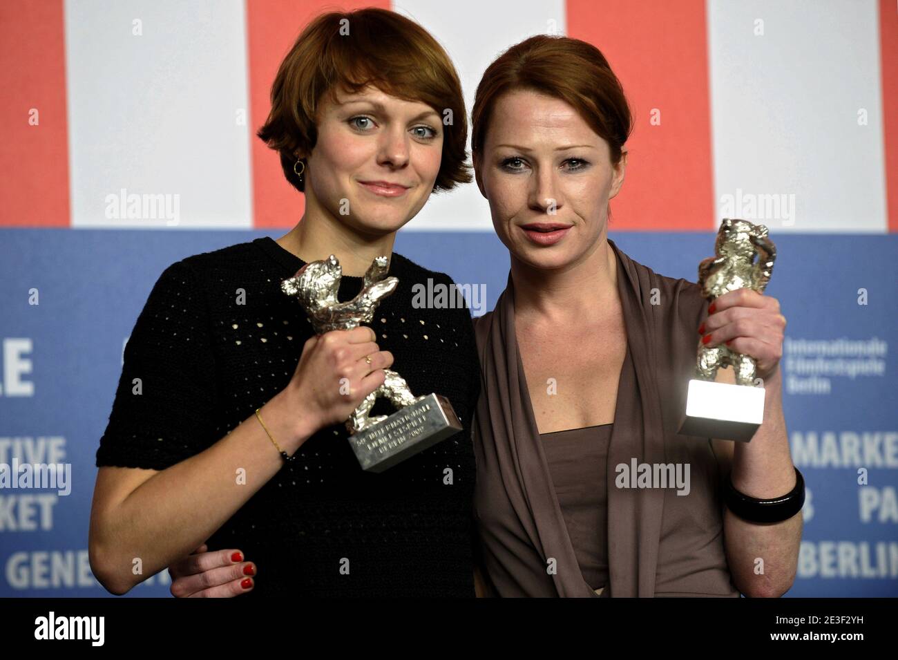 Il vincitore della giuria del Grand Prix Silver Bear Maren Ade e Silver Bear per il vincitore della miglior attrice Birgit Minichmayr (R) partecipano alla conferenza stampa dei vincitori del Premio come parte del 5nono Festival del Cinema di Berlino al Grand Hyatt Hotel il 14 febbraio 2009 a Berlino, Germania. Foto di Mehdi Taamallah/ABACAPRESS.COM Foto Stock