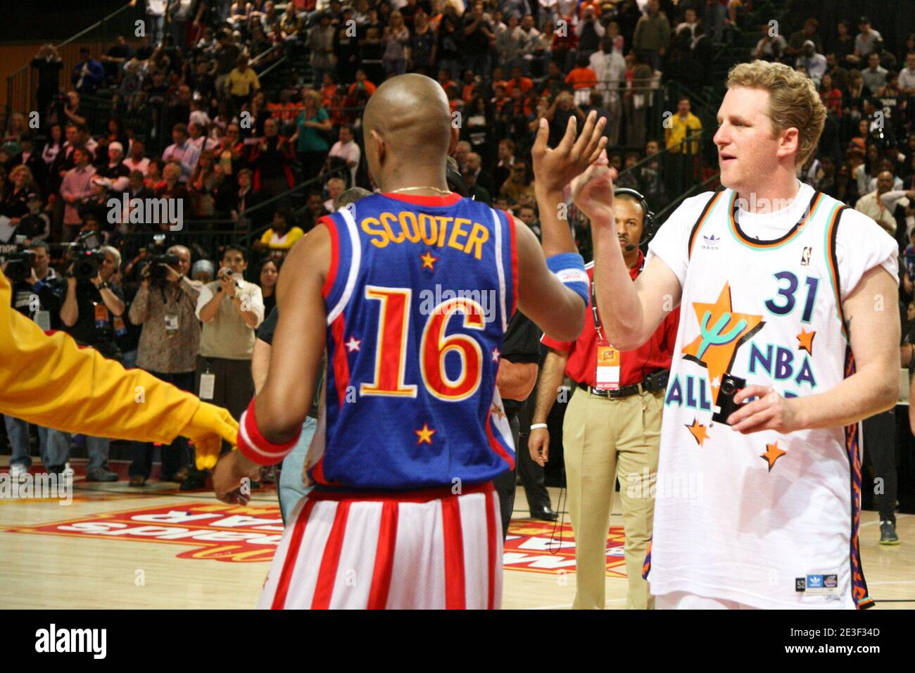 Michael Rapaport of Prison Break è un Harlem Globetrotter al McDonald's All Star Celebrity Game al Phoenix Convention Center di Phoenix, Arizona, USA il 13 febbraio 2009. Foto di Alexandra Buxbaum/Cameleon/ABACAPRESS.COM Foto Stock