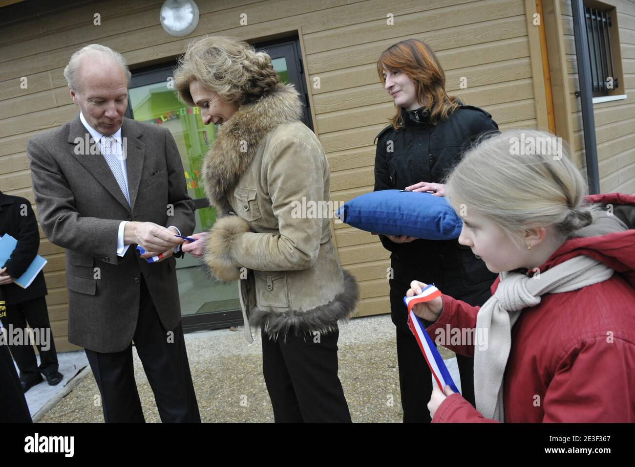 Si prega di nascondere i volti dei bambini prima della pubblicazione il 13 febbraio 2009 il Ministro francese del lavoro, delle relazioni con i lavoratori, della famiglia e della solidarietà Brice Hortefeux inaugura un vivaio a Fere en Tardenois, vicino a Reims, in Francia. Foto di Elodie Gregoire/ABACAPRESS.COM Foto Stock
