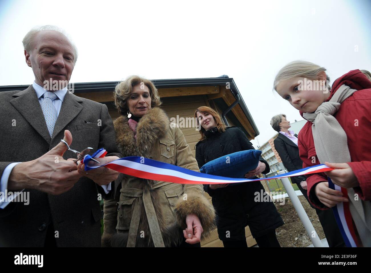 Si prega di nascondere i volti dei bambini prima della pubblicazione il 13 febbraio 2009 il Ministro francese del lavoro, delle relazioni con i lavoratori, della famiglia e della solidarietà Brice Hortefeux inaugura un vivaio a Fere en Tardenois, vicino a Reims, in Francia. Foto di Elodie Gregoire/ABACAPRESS.COM Foto Stock