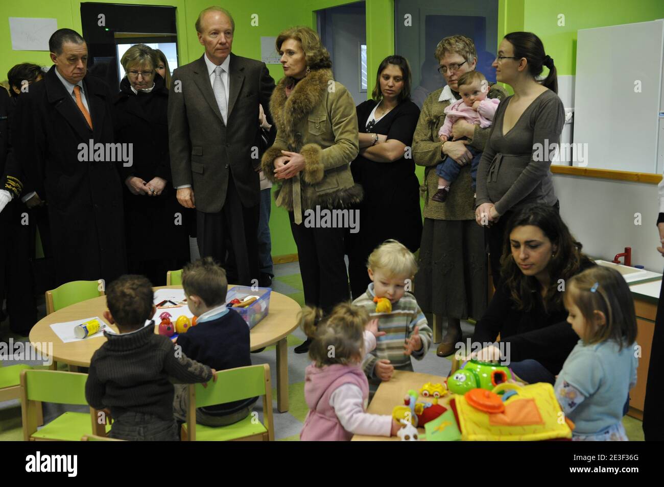 Si prega di nascondere i volti dei bambini prima della pubblicazione il 13 febbraio 2009 il Ministro francese del lavoro, delle relazioni con i lavoratori, della famiglia e della solidarietà Brice Hortefeux inaugura un vivaio a Fere en Tardenois, vicino a Reims, in Francia. Foto di Elodie Gregoire/ABACAPRESS.COM Foto Stock