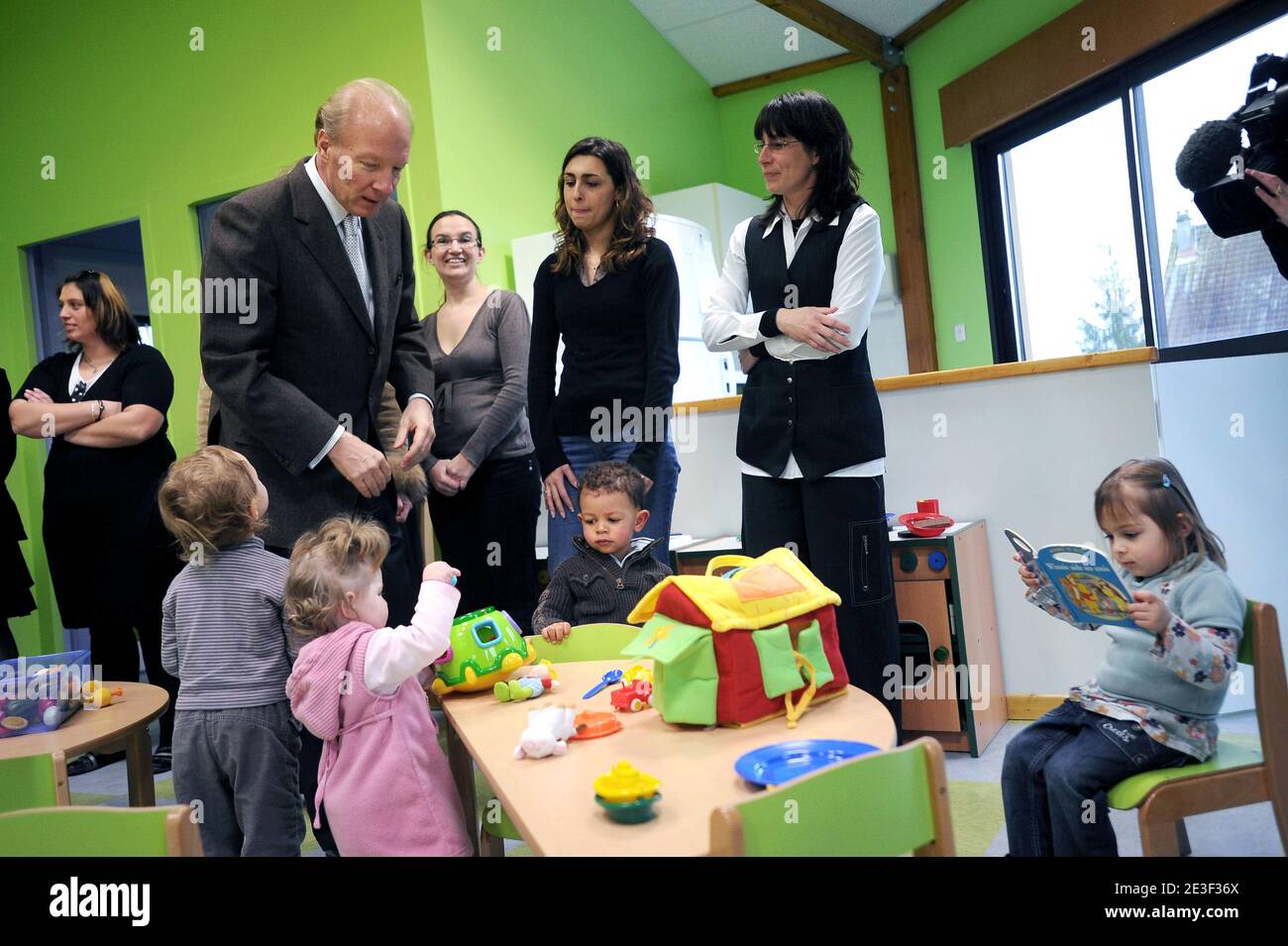 Si prega di nascondere i volti dei bambini prima della pubblicazione il 13 febbraio 2009 il Ministro francese del lavoro, delle relazioni con i lavoratori, della famiglia e della solidarietà Brice Hortefeux inaugura un vivaio a Fere en Tardenois, vicino a Reims, in Francia. Foto di Elodie Gregoire/ABACAPRESS.COM Foto Stock