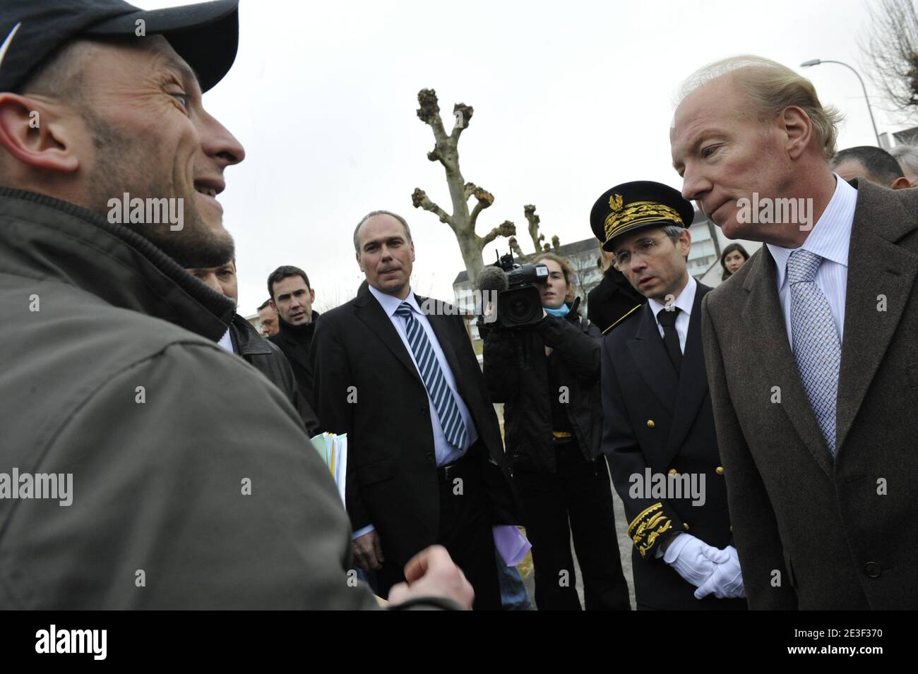 Ministro francese del lavoro, delle relazioni con il lavoro, della famiglia e della solidarietà Brice Hortefeux in visita a Fere en Tardenois per inaugurare un vivaio nei pressi di Reims, in Francia, il 13 febbraio 2009. Foto di Elodie Gregoire/ABACAPRESS.COM Foto Stock