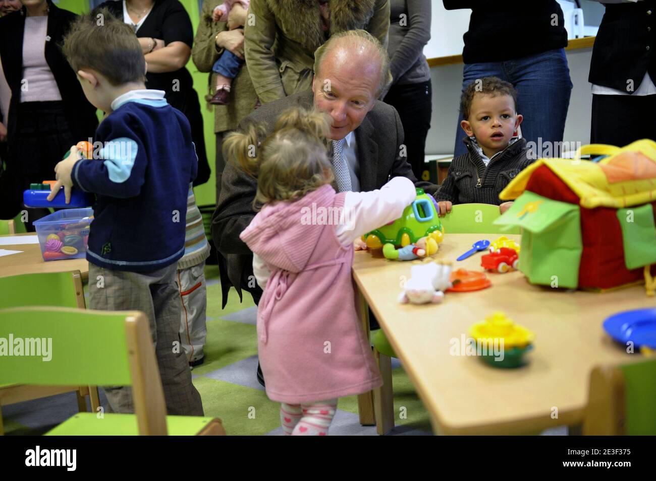 Si prega di nascondere i volti dei bambini prima della pubblicazione il 13 febbraio 2009 il Ministro francese del lavoro, delle relazioni con i lavoratori, della famiglia e della solidarietà Brice Hortefeux inaugura un vivaio a Fere en Tardenois, vicino a Reims, in Francia. Foto di Elodie Gregoire/ABACAPRESS.COM Foto Stock