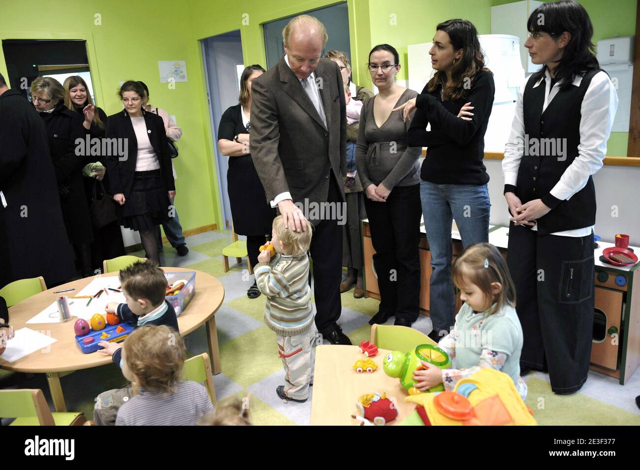 Si prega di nascondere i volti dei bambini prima della pubblicazione il 13 febbraio 2009 il Ministro francese del lavoro, delle relazioni con i lavoratori, della famiglia e della solidarietà Brice Hortefeux inaugura un vivaio a Fere en Tardenois, vicino a Reims, in Francia. Foto di Elodie Gregoire/ABACAPRESS.COM Foto Stock