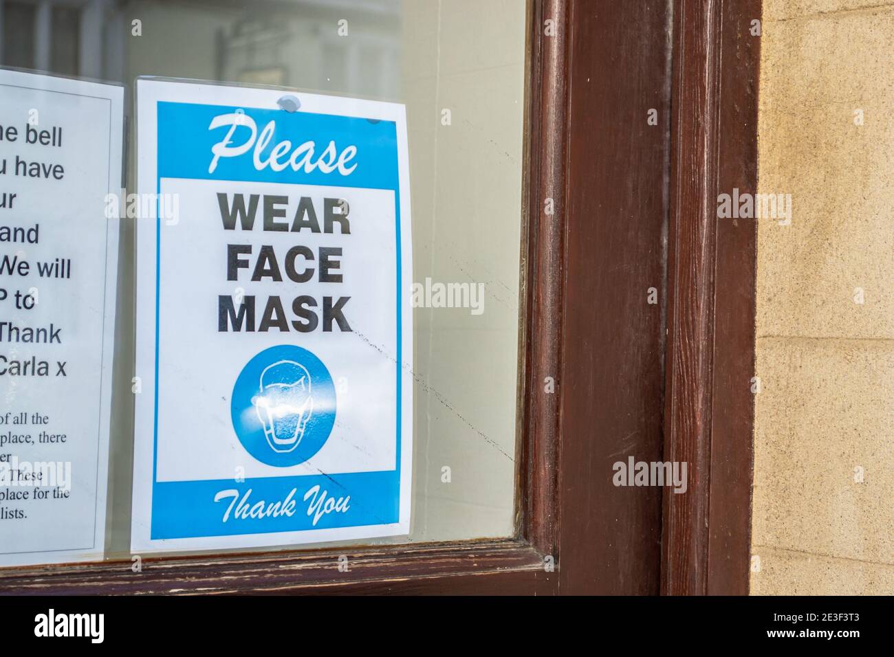 OAKHAM, RUTLAND, INGHILTERRA – Dicembre 31 2020: SI PREGA DI INDOSSARE UN poster MASCHERA IN una vetrina a Oakham Foto Stock