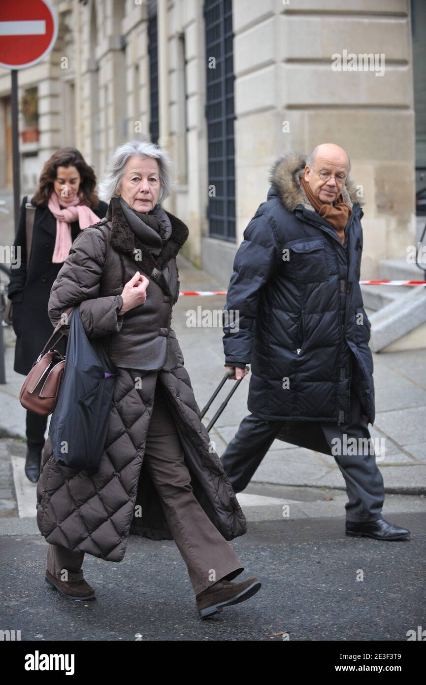 Dominique Erignac, vedova dell'ex prefetto francese Claude Erignac, arriva con sua figlia e il suo avvocato Philippe Lemaire alla corte d'appello di Parigi sul processo di Yvan colonna, il 16 febbraio 2009. Yvan colonna, un pastore di capra e attivista dell'indipendenza, è accusato di aver ucciso il primo funzionario statale francese sull'isola mediterranea della Corsica, Claude Erignac, 60 anni, quasi 10 anni fa. I pubblici ministeri hanno chiesto una condanna a vita per colonna nel suo primo processo nel 2007. Foto di Mousse/ABACAPRESS.COM Foto Stock