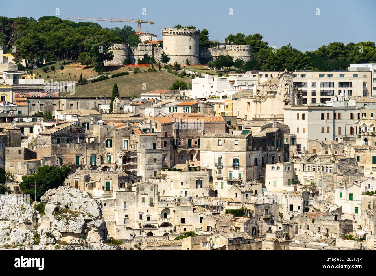 Sassi storico quartiere di Matera con Castello Tramontano in cima alla collina, Basilicata, Italia Foto Stock
