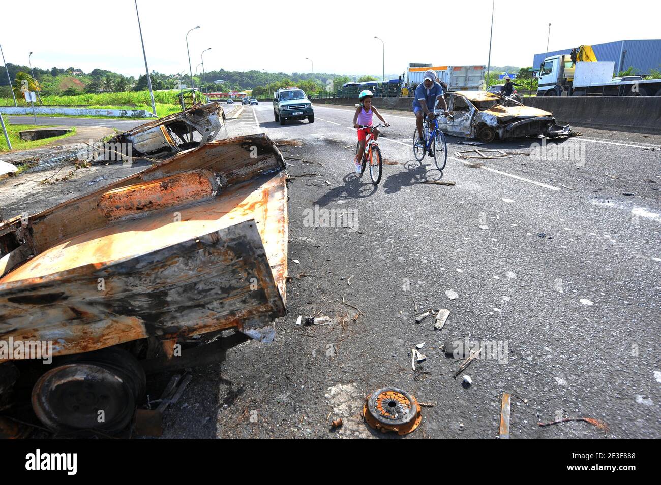 Veicolo bruciato durante le rivolte vicino a Petit-Bourg, isola dei Caraibi francesi della Guadalupa, Francia, il 20 febbraio 2009. Foto di Mousse/ABACAPRESS.COM Foto Stock