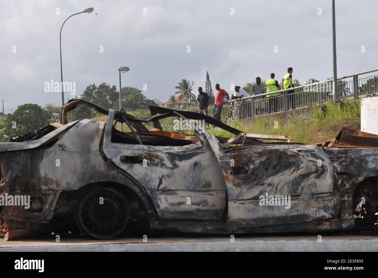 Veicolo bruciato durante le rivolte vicino a Petit-Bourg, isola dei Caraibi francesi della Guadalupa, Francia, il 20 febbraio 2009. Foto di Mousse/ABACAPRESS.COM Foto Stock