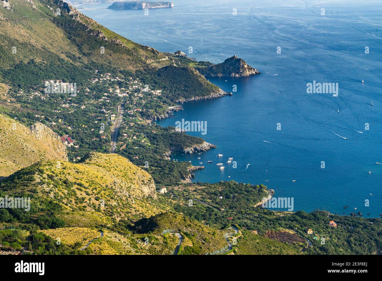 Paesaggi marini della costa tirrenica e Golfo di Policastro vista dal Monte San Biagio a Maratea, Basilicata, Italia Foto Stock