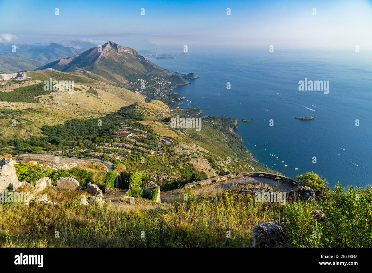 Paesaggi marini della costa tirrenica e Golfo di Policastro vista dal Monte San Biagio a Maratea, Basilicata, Italia Foto Stock