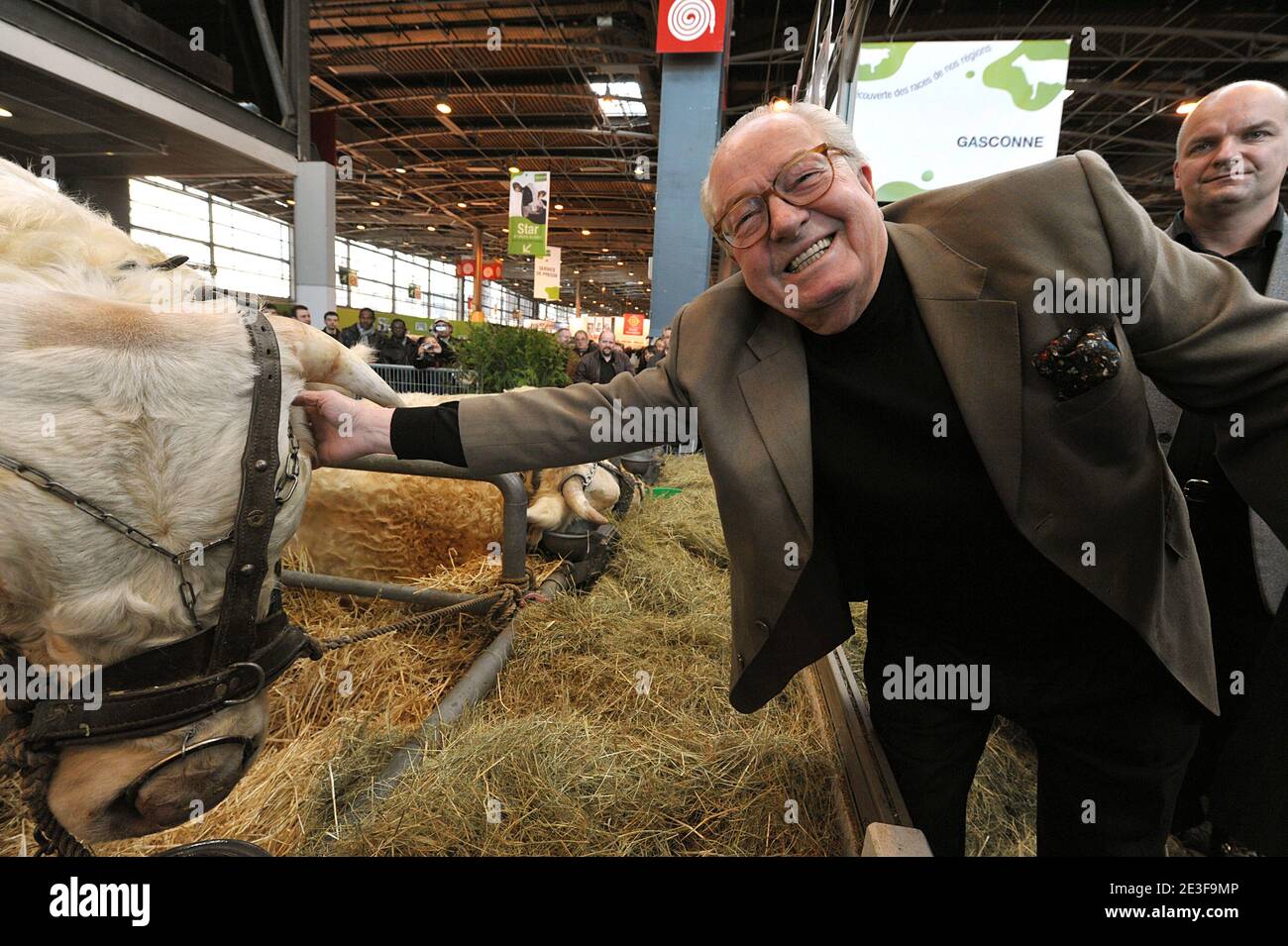 Jean-Marie le Pen visita la Fiera Internazionale dell'Agricoltura, che si è tenuta a Porte de Versailles a Parigi, in Francia, il 25 febbraio 2009. Foto di Giancarlo Gorassini/ABACAPRESS.COM Foto Stock